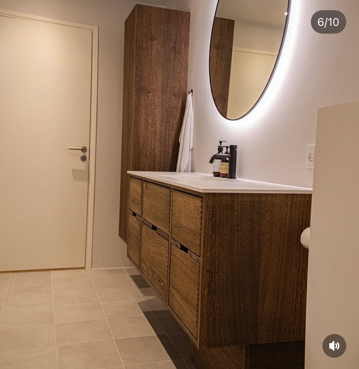 Skræddersyet badeværelsesmøbel i massiv eg