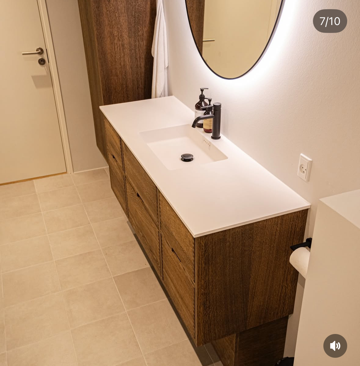 Badeværelsesvask i eg set oppefra