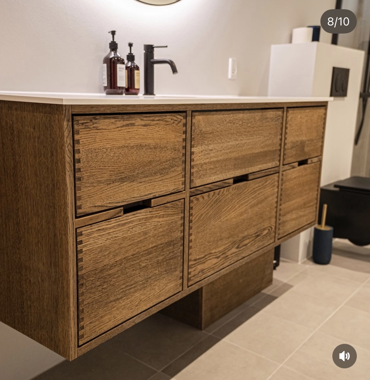 Detalje af håndlavede fingertapsamlinger i egetræ — Grankvist Tømrer