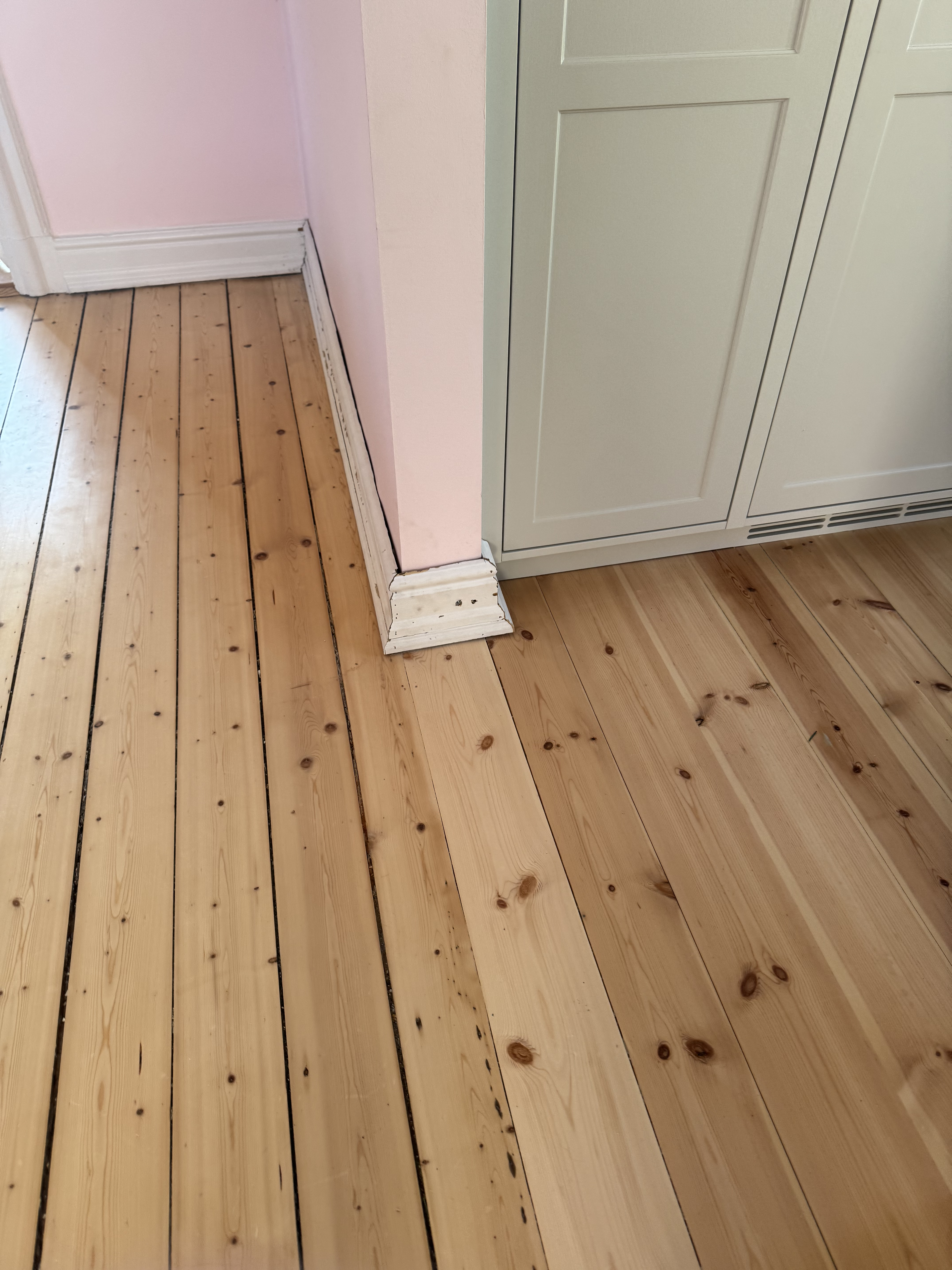 Fyrretræsgulv med fodpanel