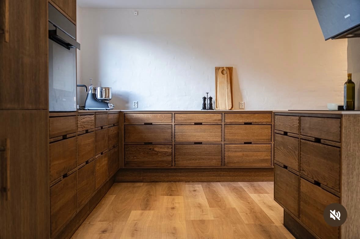 Komplet snedkerkøkken i massiv eg