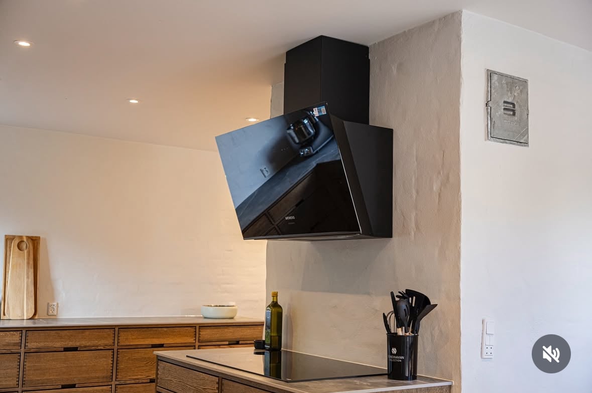 Panoramisk overblik af snedkerkøkken i massiv eg